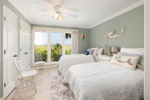 sypialnia z 2 łóżkami i oknem w obiekcie Birds Eye View w mieście Wyspa St. Simons