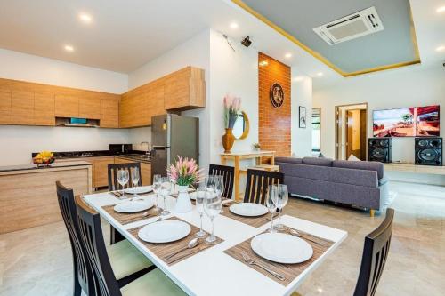 a dining room and kitchen with a table and chairs at Villa Me&you4 in Ban Bo Fai (1)