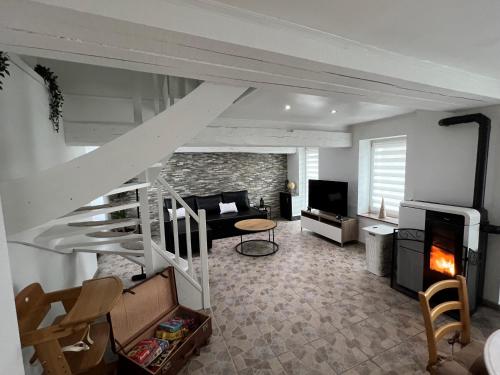 uma sala de estar com uma escada em espiral e uma sala de estar em Gîte Rubis 6 personnes proche Pairi Daiza em Brugelette