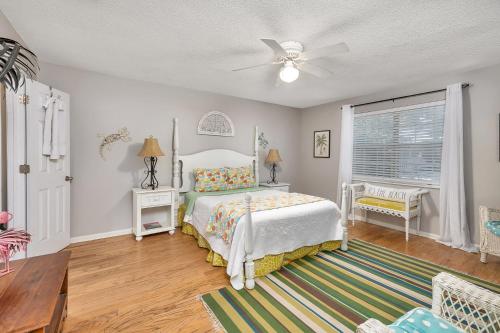 Postel nebo postele na pokoji v ubytování Leapin' Lizard Cottage