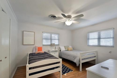 1 dormitorio con 1 cama y ventilador de techo en 1058 Sherman Ave, en Saint Simons Island