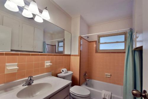 uma casa de banho com um lavatório, um WC e um espelho. em 1058 Sherman Ave em Saint Simons Island