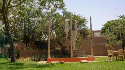- un jardin avec une fontaine au milieu d'une cour dans l'établissement DE SOL Y BARRO Moche Trujillo, à Trujillo