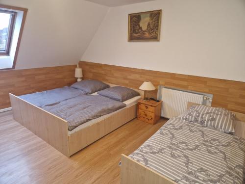 Un pat sau paturi într-o cameră la Haus am Brunnen
