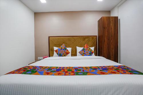 1 dormitorio con 1 cama grande con una manta colorida en FabHotel New 7 Star en Bombay