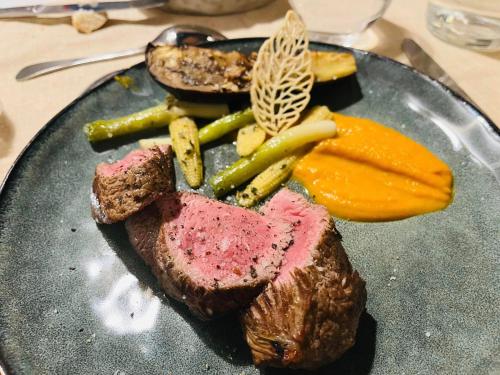 ホテルの敷地内または近くでの食事または食べ物