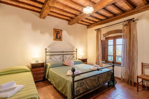 een slaapkamer met een bed in een kamer bij Agriturismo Fadanelli La Colombaia in Lamporecchio