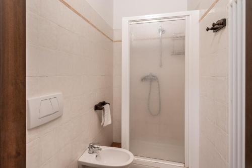 La salle de bains est pourvue d'une douche et d'un lavabo. dans l'établissement Agriturismo Fadanelli La Colombaia, à Lamporecchio