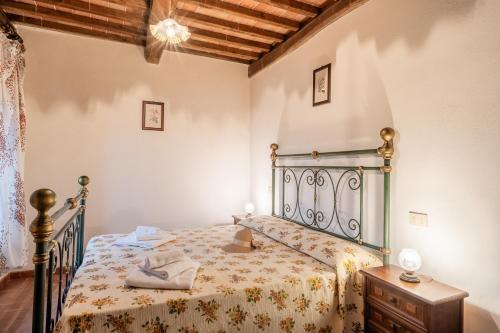 um quarto com uma cama e uma cómoda num quarto em Agriturismo Fadanelli - Il Granaio em Lamporecchio