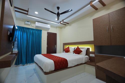 a bedroom with a bed and a ceiling fan at JEYAM HOLIDAY HOME in Kanyakumari