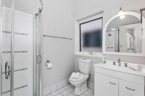 La salle de bains blanche est pourvue de toilettes et d'un lavabo. dans l'établissement Urban Studio, Steps From Fremantle's Heart, à Fremantle