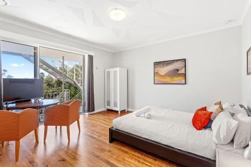 - une chambre avec un lit et une salle à manger avec un bureau dans l'établissement Urban Studio, Steps From Fremantle's Heart, à Fremantle