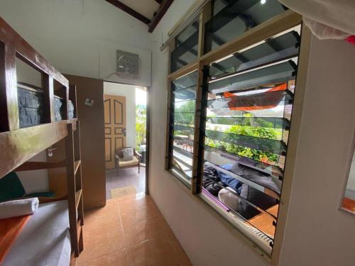 Zimmer mit einem großen Fenster und einem Aquarium in der Unterkunft Nola's Homestay in Kampungdurian