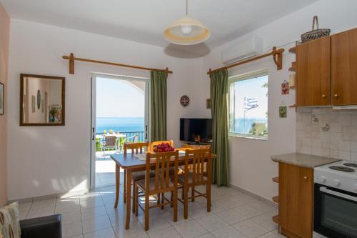 eine Küche und ein Esszimmer mit einem Tisch und Stühlen in der Unterkunft Villa Levante in Vasilikos