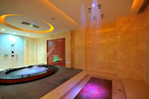 宜蘭市的住宿－杜拜時尚戀館，一间位于中间的大浴室,配有浴缸