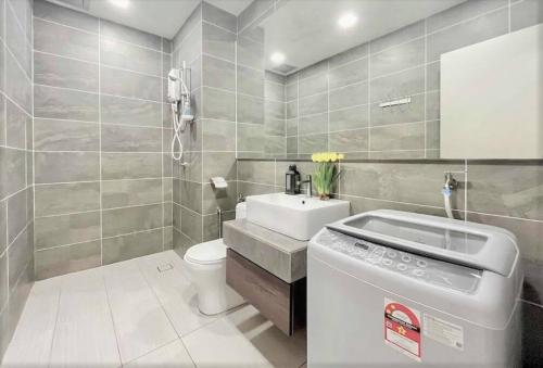 bagno con lavandino e servizi igienici di Bell Suite a Sepang