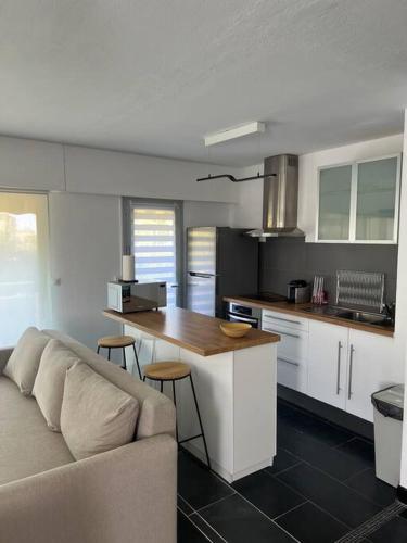 - une cuisine avec un canapé et une table dans une chambre dans l'établissement Magnifique appartement lumineux, à Marseille