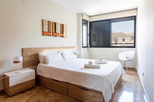 バレンシアにあるExclusive Museumのベッドルーム(大きな白いベッド1台、窓付)