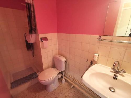 une salle de bain avec toilettes et lavabo dans l'établissement 085 Cap city C27, au Cap d'Agde