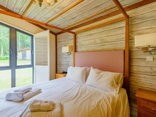 2 bed in Sherwood Forest 88427 : غرفة نوم بسرير كبير وبجدار خشبي