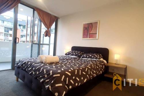 Voodi või voodid majutusasutuse Delight in Dickson -2bd 2bth 2Csp Apt toas