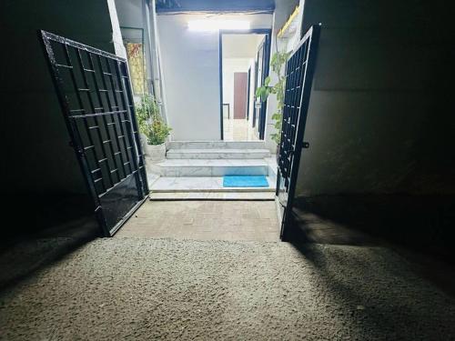 阿布達比的住宿－Private Entrance 2 Bedroom Apartment fully furnished，通往走廊的开放式门,设有楼梯