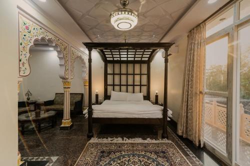 מיטה או מיטות בחדר ב-Fort Beejwar Chauhan by Aayams Neemrana