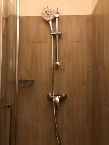 une douche dans une salle de bain avec une pomme de douche dans l'établissement 47m2 Calme au cœur de Parîs, à Paris