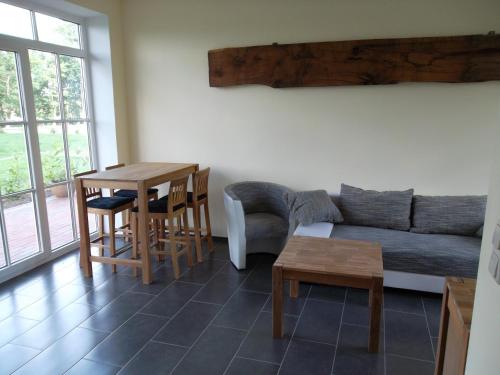 sala de estar con sofá y mesa en Ferienhof Wikner, en Bruchhausen-Vilsen