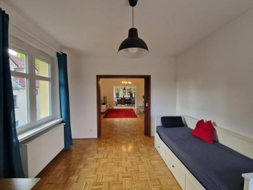 1 dormitorio con 1 cama y pasillo con ventana en Geräumige und zentrale Ferienwohnung, en Stahnsdorf