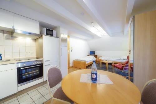 una cucina con tavolo e bottiglia d'acqua di Appartment am Kurpark a Lippstadt