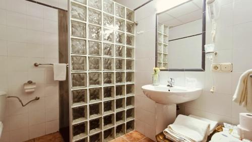 a bathroom with a sink and a mirror at Cortijo Carrillo in Cartaojal