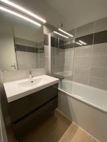 Ένα μπάνιο στο Golfe de Saint-Tropez sea view Air Conditioned Navy House