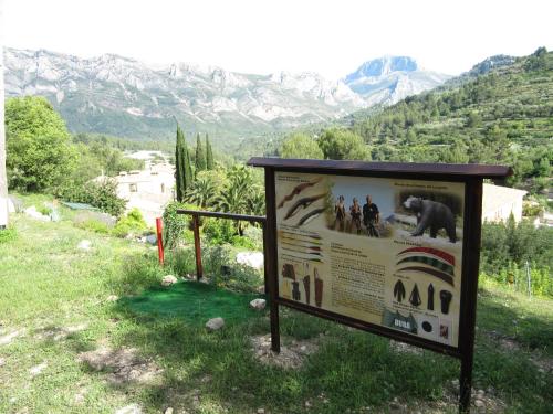 una señal en el costado de una colina con un oso en Hotel Villa Lehmi, en Tàrbena
