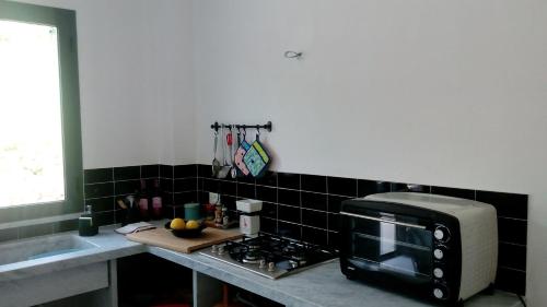 una cucina con tostapane e forno a microonde di Villa Oltremare a Trabia
