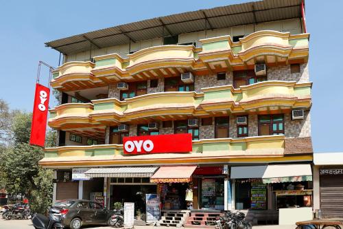 duży budynek z napisem xo w obiekcie OYO Rama Utsav w mieście Gwalijar