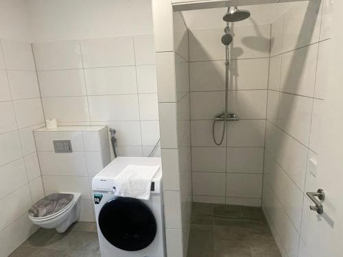 a small bathroom with a toilet and a shower at Timeless: 4 Zimmer Apartment Ludwigsburg in Ludwigsburg