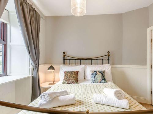 een slaapkamer met een bed met twee handdoeken erop bij 4 Bed in Hawes 89363 in Hawes