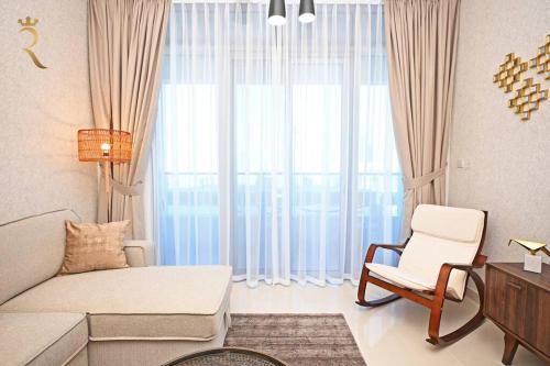 阿布達比的住宿－Al Reem Paragon 1BR Apartment，带沙发、椅子和窗户的客厅