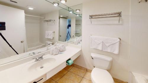 bagno bianco con servizi igienici e lavandino di Willow Bay Resort a Myrtle Beach