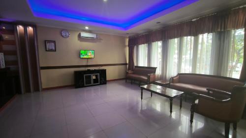 TV a/nebo společenská místnost v ubytování Hotel Simpang Lima Semarang