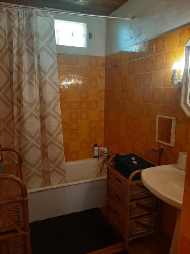 ein Badezimmer mit einer Badewanne und einem Waschbecken in der Unterkunft Studio sympa avec terrasse , maxi 4 pers.Briançon in Briançon