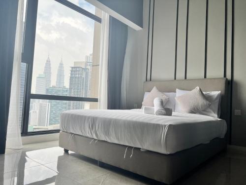 Posteľ alebo postele v izbe v ubytovaní The Axon Bukit Bintang By Cozy White