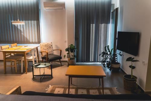 een woonkamer met een tafel en een eetkamer bij Ba & Bu Apartment 1 in Kateríni