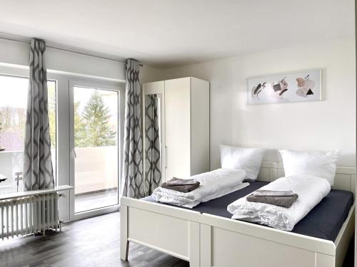 1 dormitorio con 1 cama con 2 almohadas en Studios im Haus Deutsch Krone I home2share, en Bad Rothenfelde