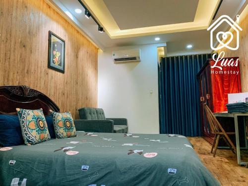 Habitación de hotel con cama, mesa y sillas en Luas Cosy Home - The Cosy Chinatown Hideaway en Ho Chi Minh