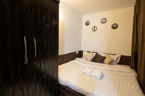 a bedroom with a bed with two towels on it at THE BUNK STREET in Manāli