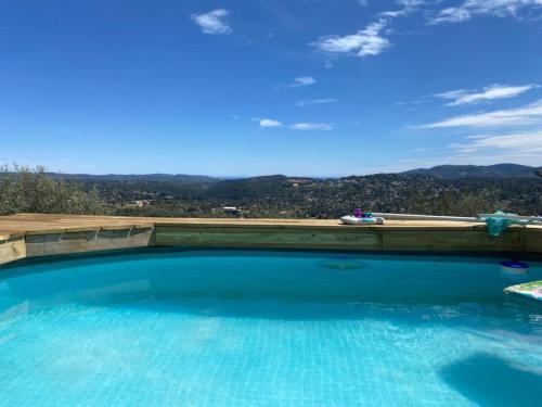 einen großen Pool mit Bergblick in der Unterkunft Villa with panoramic views near Grasse- 2175 in Spéracèdes