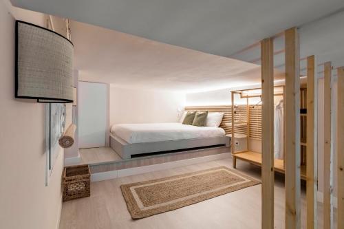 - une chambre blanche avec un lit et un escalier dans l'établissement Charming apartment central Madrid, à Madrid