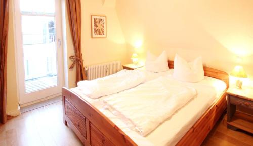 ビンツにあるVilla Aegir by Rujanaのベッドルーム(白いシーツを使用した大型ベッド1台付)